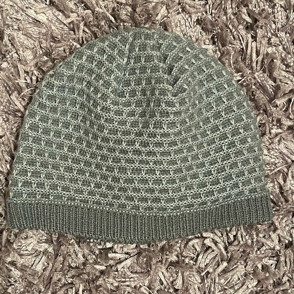 NWOT. Women’s Columbia beanie. Never worn. - Picture 2 of 5